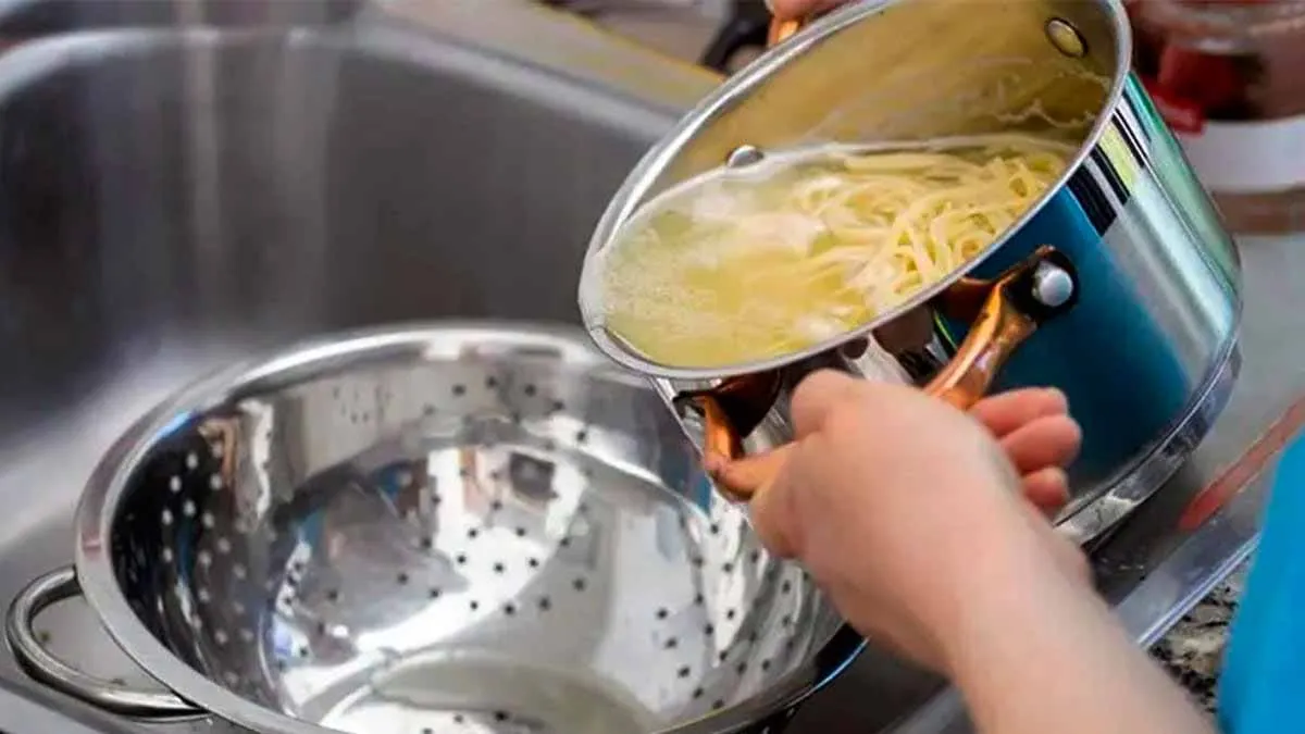 Waarom je nooit kokend water in de gootsteen moet gieten